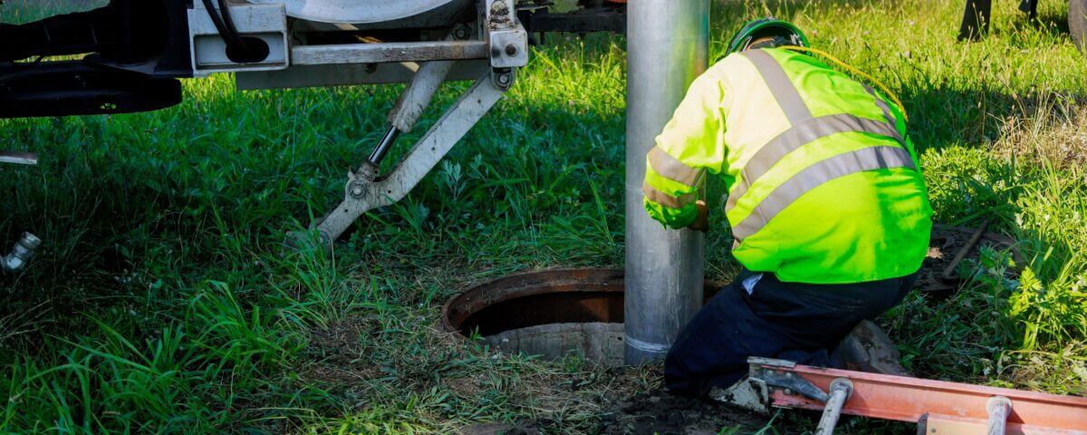 Machine for cleaning blocked drains and sewers with selective focus on town street.