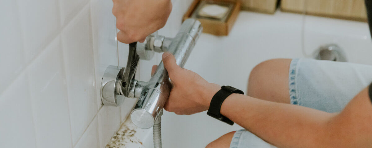 man-installs-a-faucet-in-the-bathroom